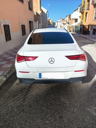 Mercedes Benz clase CLA del año 2023 blanco con pa