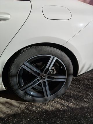 Mercedes Benz clase CLA del año 2023 blanco con pa