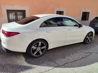 Mercedes Benz clase CLA del año 2023 blanco con pa