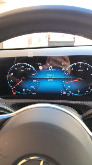 Mercedes Benz clase CLA del año 2023 blanco con pa