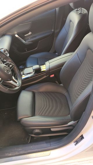 Mercedes Benz clase CLA del año 2023 blanco con pa