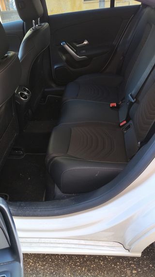 Mercedes Benz clase CLA del año 2023 blanco con pa