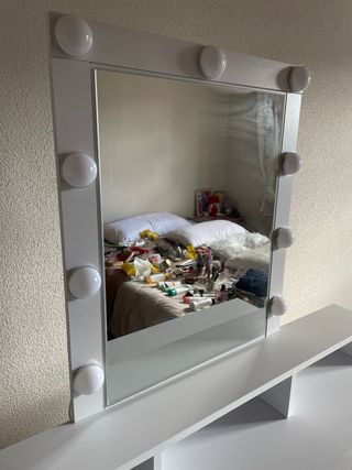 Tocador blanco con luces LED y espejo