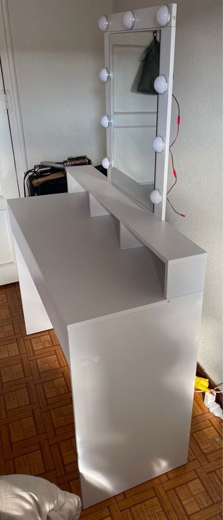 Tocador blanco con luces LED y espejo