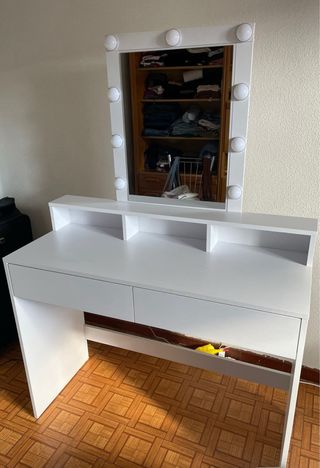 Tocador blanco con luces LED y espejo