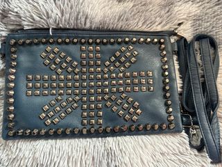 Bolso azul con tachuelas plateadas