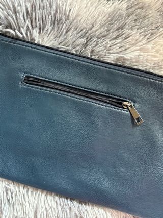 Bolso azul con tachuelas plateadas