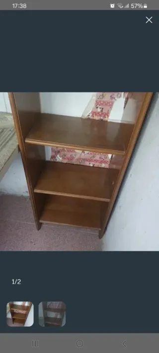 Estantería de madera con papel decorativo