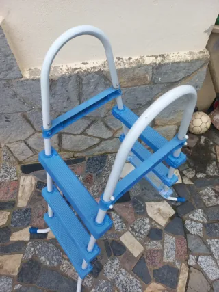 Escalera para piscina azul y blanca.