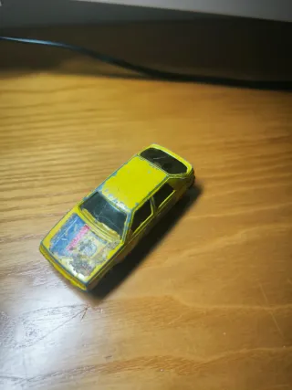 Coche a escala amarillo, años 90 de mira