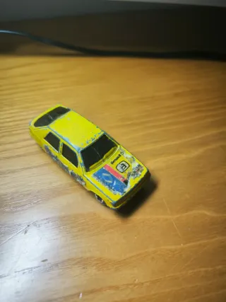 Coche a escala amarillo, años 90 de mira