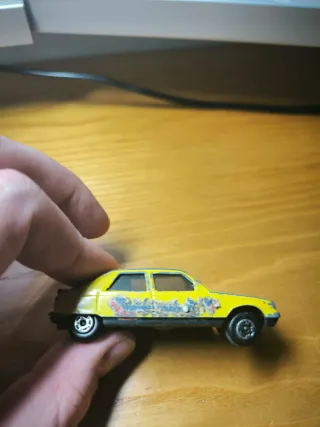 Coche a escala amarillo, años 90 de mira