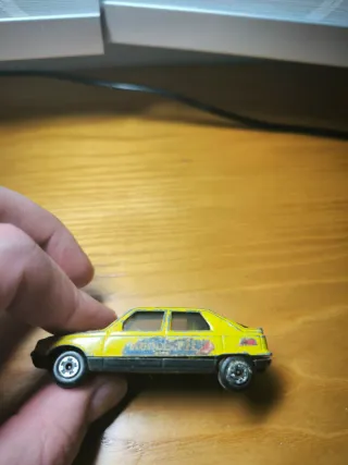 Coche a escala amarillo, años 90 de mira