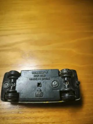 Coche a escala amarillo, años 90 de mira