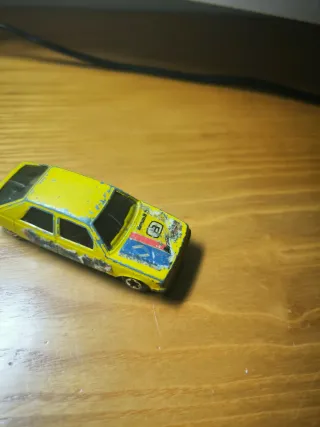 Coche a escala amarillo, años 90 de mira