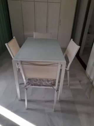 Mesa cristal patas metal y 4 sillas