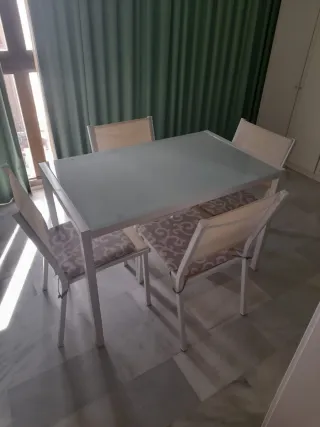 Mesa cristal patas metal y 4 sillas