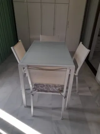 Mesa cristal patas metal y 4 sillas