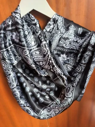 Pañuelo negro con estampado blanco