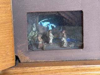 Belén antiguo con caja de música