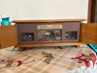 Belén antiguo con caja de música