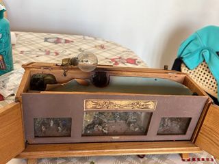 Belén antiguo con caja de música