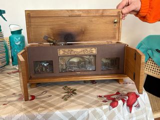 Belén antiguo con caja de música