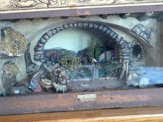 Belén antiguo con caja de música