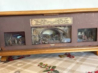 Belén antiguo con caja de música