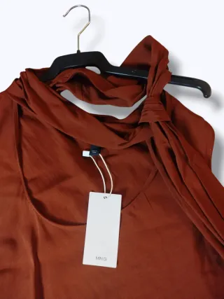 Blusa Mango escote fular rojo