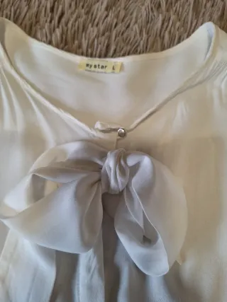 Blusa blanca con lazo