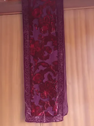 Fular morado y rojo con estampado floral