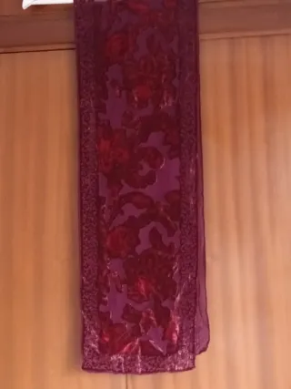 Fular morado y rojo con estampado floral