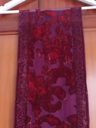 Fular morado y rojo con estampado floral