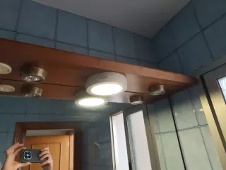 Mueble de baño con espejo y lavabo con grifo