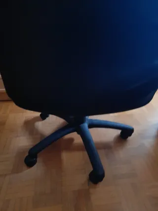 Silla de oficina ergonómica negra