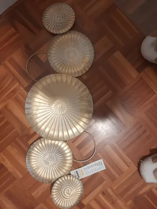 Adorno de pared circular metálico