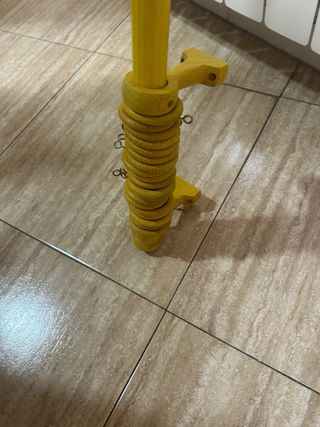 Barra amarilla para cortinas con 19 anillas