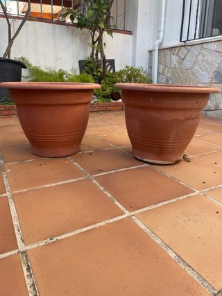 Dos maceteros grandes de plástico  55x 40cm