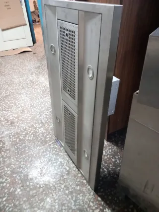 Campana extrac de isla,tiene polvo está nueva