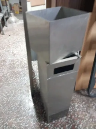 Campana extrac de isla,tiene polvo está nueva