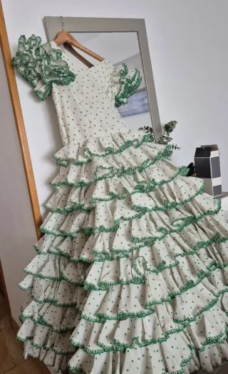 Vestido de sevillanas blanco con lunares verdes
