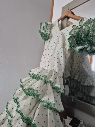 Vestido de sevillanas blanco con lunares verdes