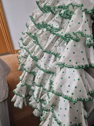 Vestido de sevillanas blanco con lunares verdes