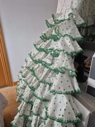 Vestido de sevillanas blanco con lunares verdes