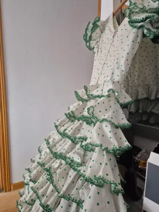 Vestido de sevillanas blanco con lunares verdes