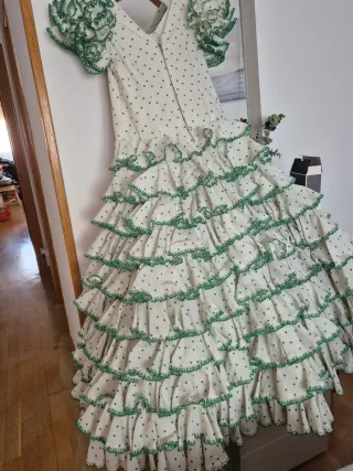 Vestido de sevillanas blanco con lunares verdes