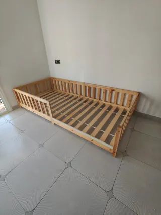 Somier infantil de madera y colchón.