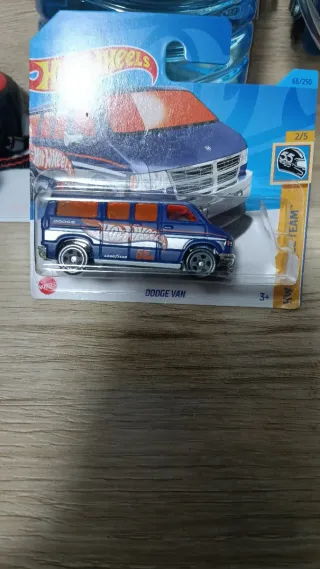 Hot Wheels Dodge Van 2/5