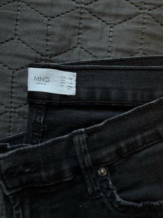 Pantalones vaqueros negros Mango